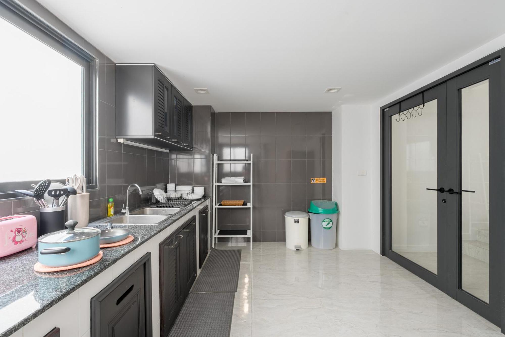 Cj Private Near Bts Thonglor Villa *